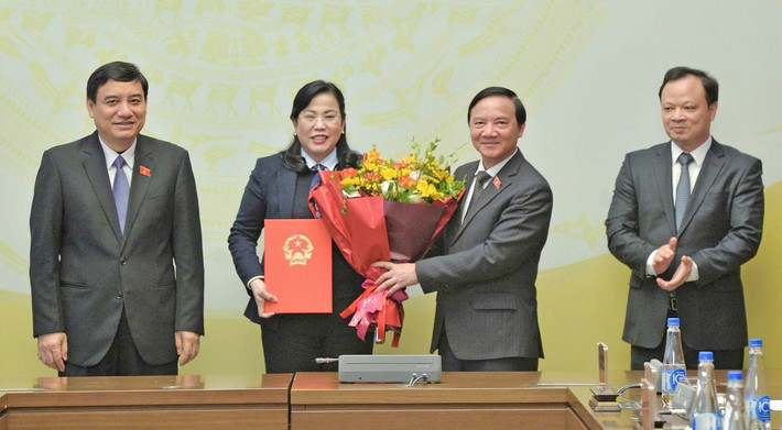 Phó Chủ tịch Quốc hội Nguyễn Khắc Định trao quyết định cho Trưởng Ban Tổ chức Đảng ủy Quốc hội Nguyễn Thanh Hải. Ảnh: Hồ Long