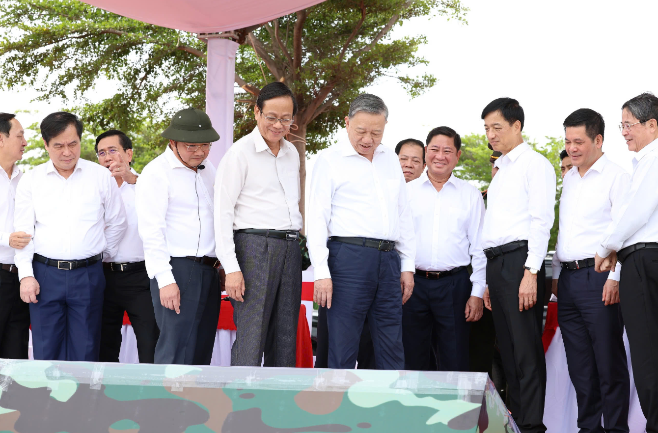 Tổng Bí thư Tô Lâm kiểm tra vị trí xây dựng nhà máy điện hạt nhân Ninh Thuận, ngày 15/12/2024. Ảnh: TTXVN Tổng Bí thư Tô Lâm kiểm tra vị trí xây dựng nhà máy điện hạt nhân Ninh Thuận, ngày 15/12/2024. Ảnh: TTXVN