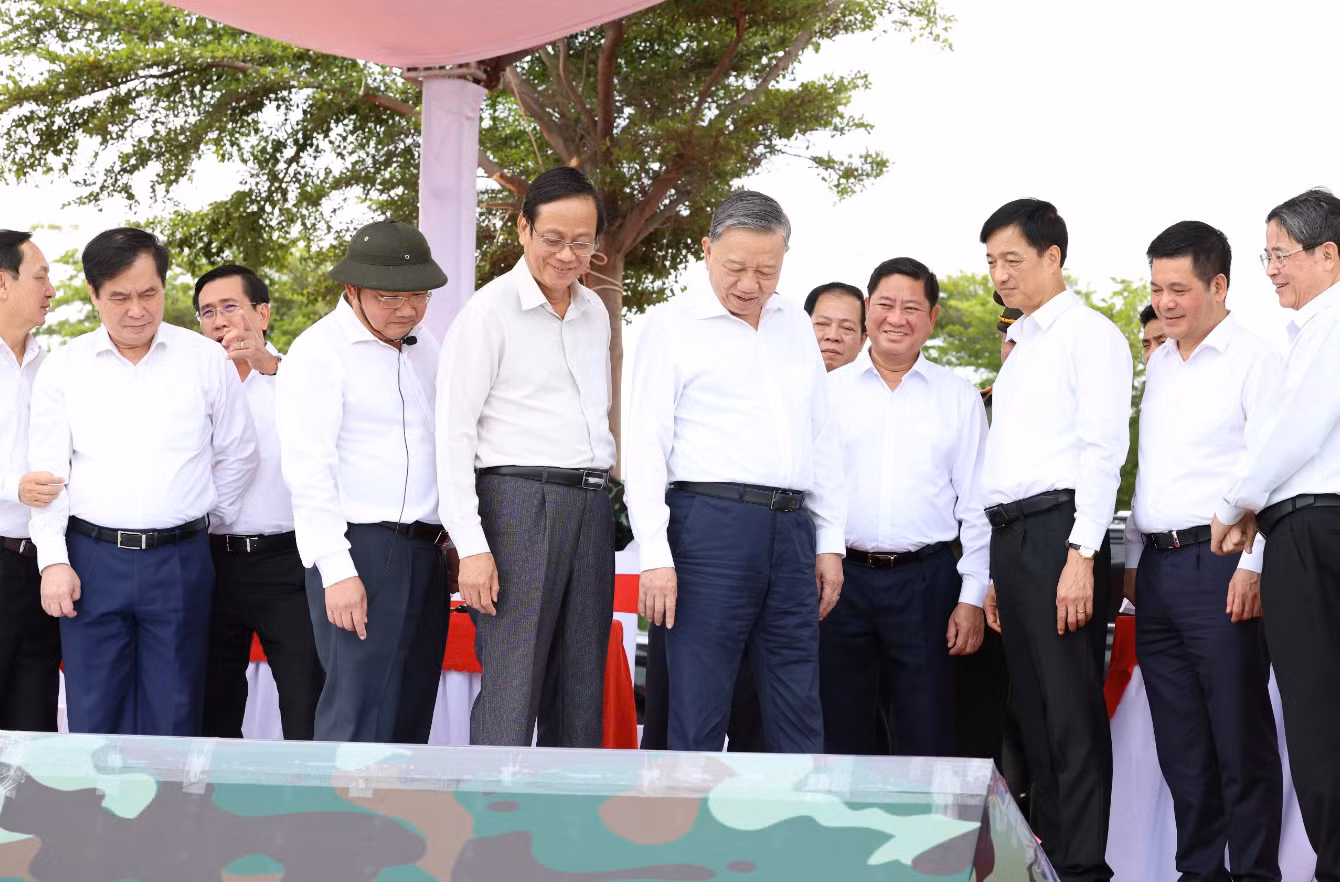 Tổng Bí thư Tô Lâm kiểm tra vị trí xây dựng nhà máy điện hạt nhân Ninh Thuận, ngày 15/12/2024. Ảnh: TTXVN Tổng Bí thư Tô Lâm kiểm tra vị trí xây dựng nhà máy điện hạt nhân Ninh Thuận, ngày 15/12/2024. Ảnh: TTXVN