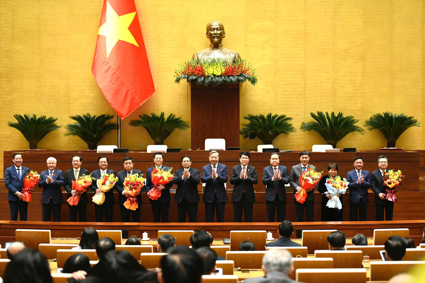 Lãnh đạo Đảng, Nhà nước tặng hoa chúc mừng các nhân sự được Quốc hội bầu, phê chuẩn. Ảnh: Như Ý Lãnh đạo Đảng, Nhà nước tặng hoa chúc mừng các nhân sự được Quốc hội bầu, phê chuẩn. Ảnh: Như Ý