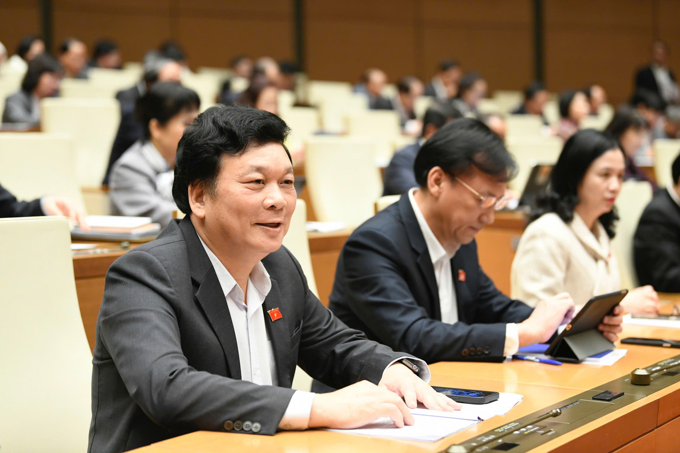 Các đại biểu tại phiên họp chiều 12/2. Ảnh: Như Ý Các đại biểu tại phiên họp chiều 12/2. Ảnh: Như Ý