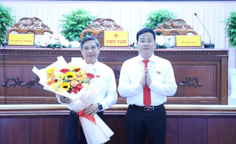 Ông Đồng Văn Thanh (trái) được bầu giữ chức vụ Chủ tịch HĐND tỉnh Hậu Giang. Ảnh: VGP/LS