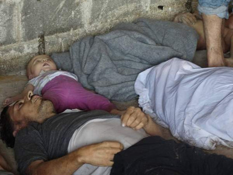 Một cậu bé mà các nhà hoạt động ở Syria cho rằng bị ngộ độc khí đang được thở ôxy ở vùng ngoại ô Saqba hôm 21/8. Ảnh: Mạng lưới tin tức Shaam. Một cậu bé mà các nhà hoạt động ở Syria cho rằng bị ngộ độc khí đang được thở ôxy ở vùng ngoại ô Saqba hôm 21/8. Ảnh: Mạng lưới tin tức Shaam