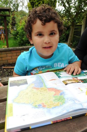 Cậu bé Sherwyn Sarabi