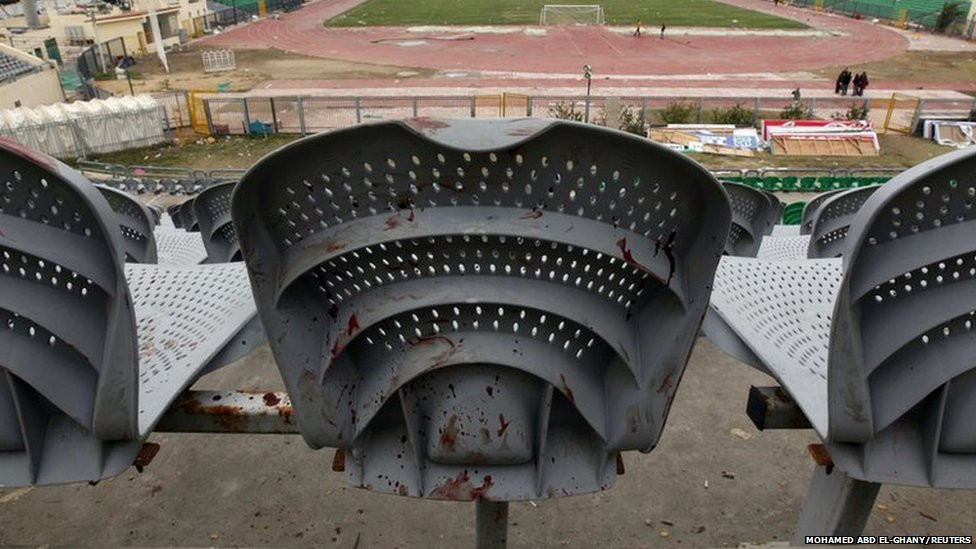 Vết máu đọng lại tại khán đài của sân vận động Port Said (Ai Cập). Cuộc đụng độ giữa những người hâm mộ hai câu lạc bộ bóng đá Al-Masry và Al-Ahly đã khiến 74 người thiệt mạng và hơn 200 người bị thương. Ảnh: Reuters