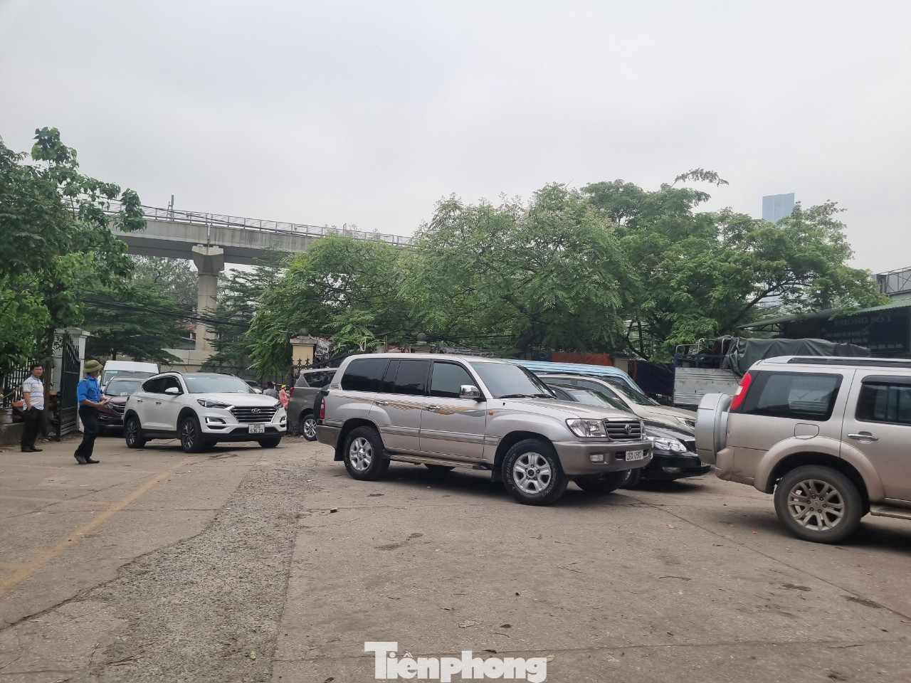 Trung tâm Đăng kiểm 20-03V (Đống Đa, Hà Nội) càng về trưa, số lượng xe xếp hàng tràn ra ngoài đường (ảnh: Ngọc Mai). Trung tâm Đăng kiểm 20-03V (Đống Đa, Hà Nội) càng về trưa, số lượng xe xếp hàng tràn ra ngoài đường (ảnh: Ngọc Mai).