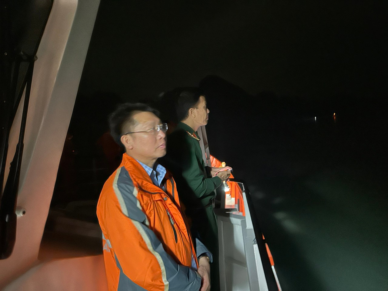 Ông Bùi Văn Minh, Tổng Giám đốc Trung tâm Phối hợp tìm kiếm cứu nạn hàng hải Việt Nam cùng các cán bộ chuyên gia nhiều kinh nghiệm trong lĩnh vực tìm kiếm cứu nạn hàng không, hàng hải trên tàu SAR 411. Ảnh: PPHCN