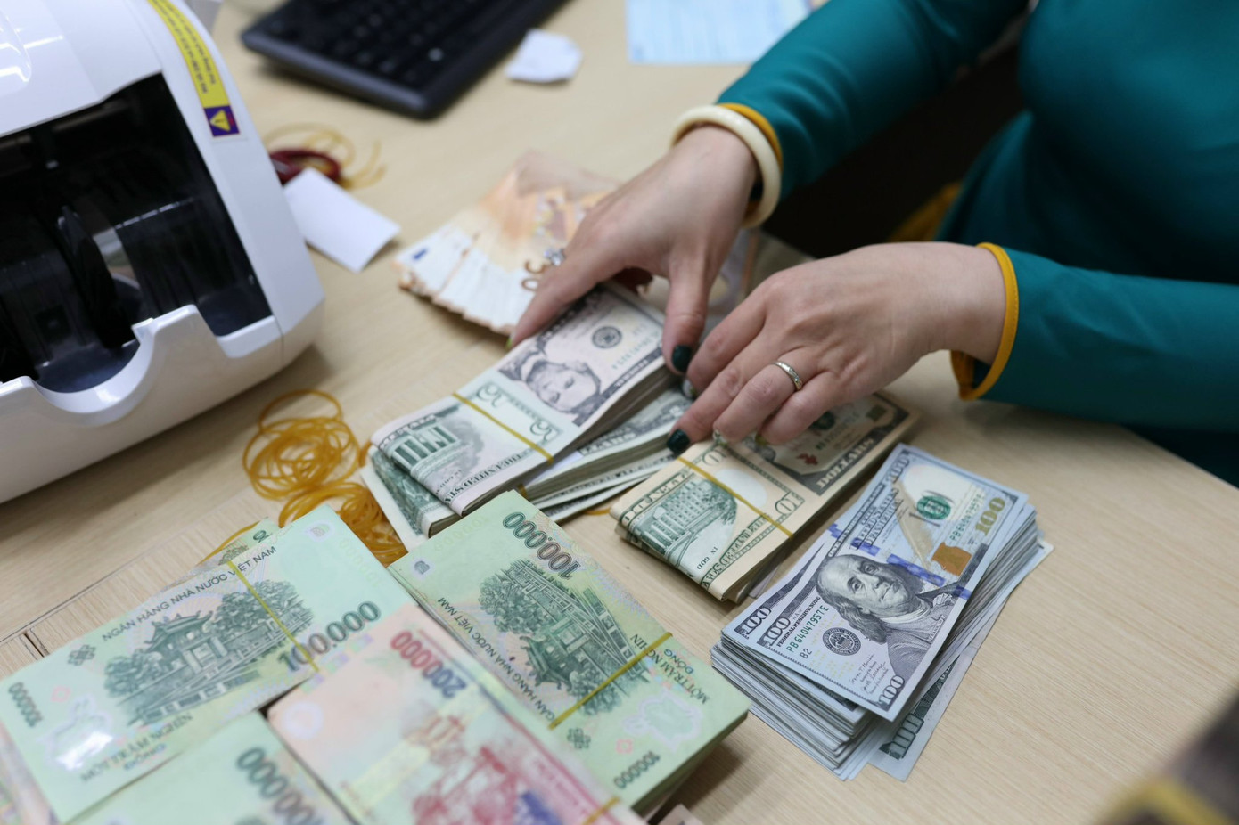 Vay trả nợ ngân hàng khác với lãi suất thấp còn nhiều rào cản.