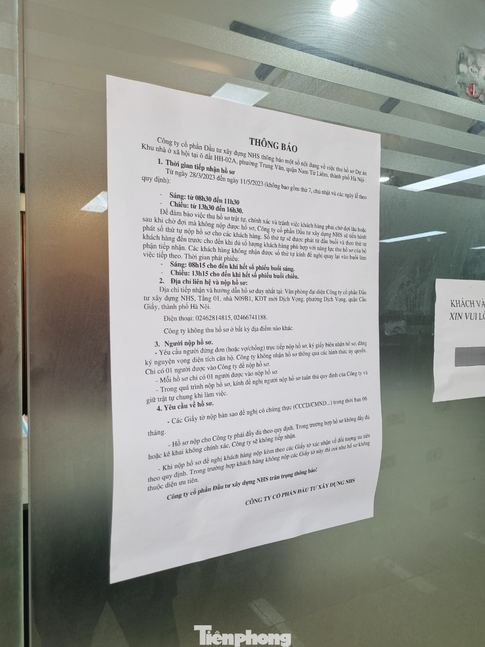 Bảng thông chủ đầu tư dán để người dân biết thời gian, ngày giờ nhận hồ sơ (ảnh: Ngọc Mai).