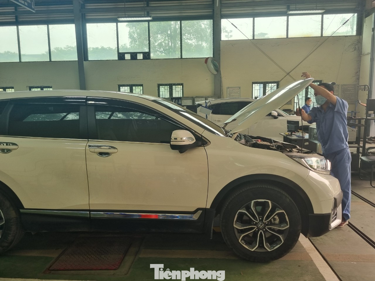 Nhân viên đăng kiểm tiến hành kiểm định xe cơ giới tại một trung tâm ở Hà Nội (ảnh: Ngọc Mai). Nhân viên đăng kiểm tiến hành kiểm định xe cơ giới tại một trung tâm ở Hà Nội (ảnh: Ngọc Mai).
