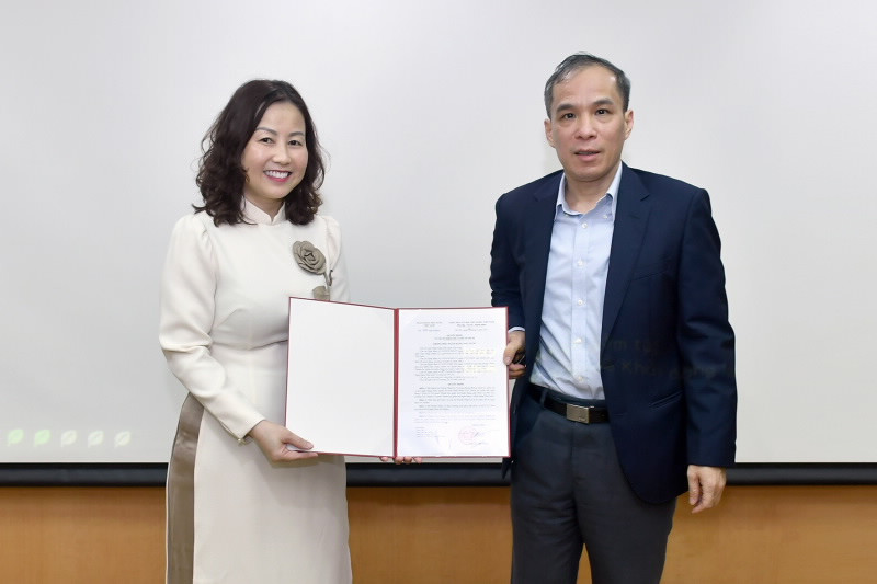 Phó Thống đốc NHNN Đoàn Thái Sơn trao quyết định cho Bà Huỳnh Nhật Lệ.