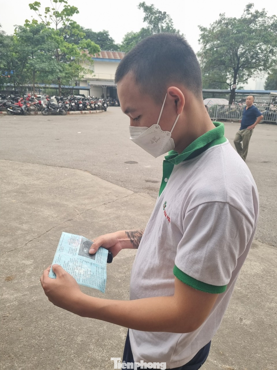 Các chủ phương tiện phải mang giấy kiểm định đến trung tâm lấy giấy hẹn trực tiếp (ảnh: Ngọc Mai). Các chủ phương tiện phải mang giấy kiểm định đến trung tâm lấy giấy hẹn trực tiếp (ảnh: Ngọc Mai).