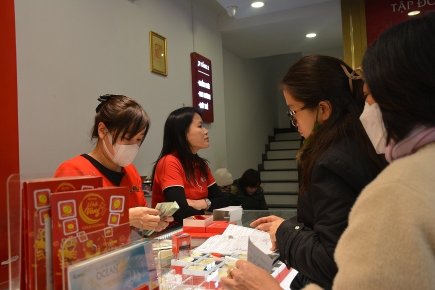 Vàng miếng SJC trong nước đứng im khi thế giới tăng mạnh.