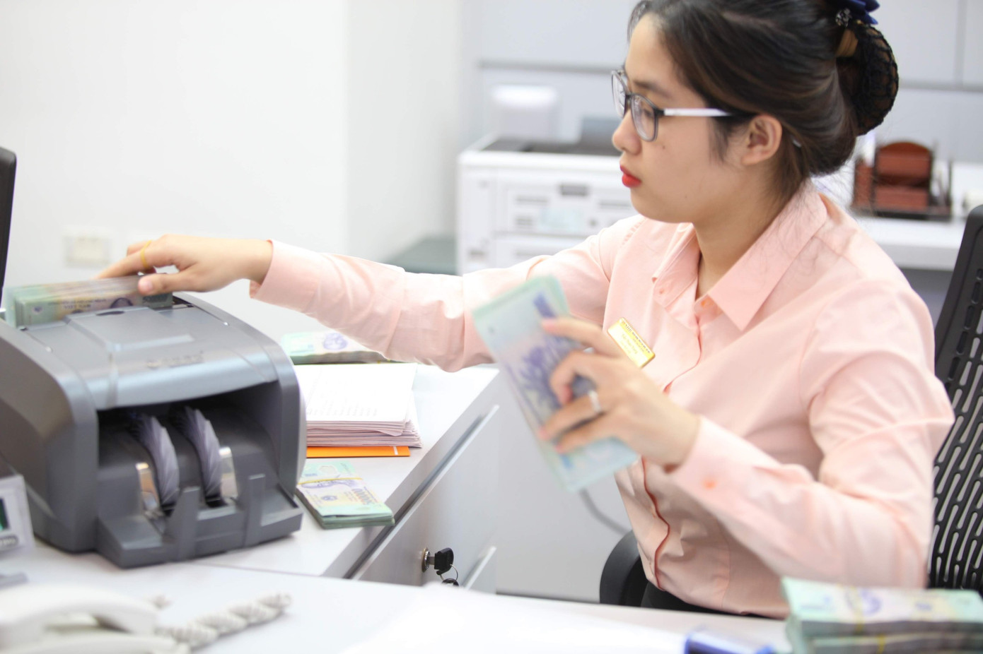 Nhiều ngân hàng giảm liên tiếp lãi suất tiền gửi (ảnh: Như Ý).