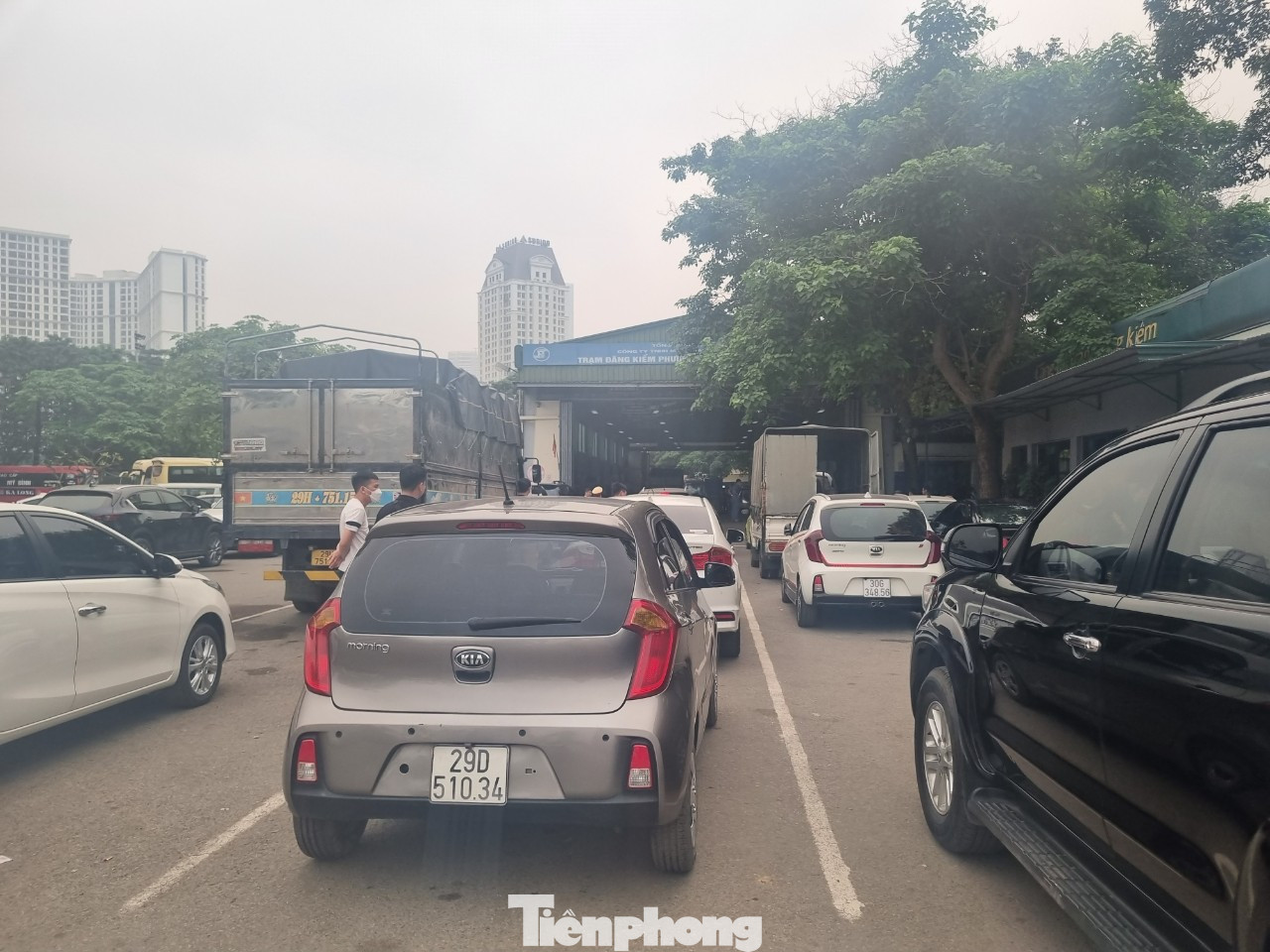 Xe xếp hàng dài tại Trung tâm Đăng kiểm 20- 03S sáng 20/4 (ảnh: Ngọc Mai). Xe xếp hàng dài tại Trung tâm Đăng kiểm 20- 03S sáng 20/4 (ảnh: Ngọc Mai).