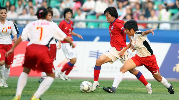 Tầm vóc nhỏ bé khiến các tuyển thủ bóng đá nữ VN (áo trắng) luôn gặp bất lợi trước các đối thủ to, cao - Ảnh: Tuổi Trẻ. Tầm vóc nhỏ bé khiến các tuyển thủ bóng đá nữ VN (áo trắng) luôn gặp bất lợi trước các đối thủ to, cao - Ảnh: Tuổi Trẻ