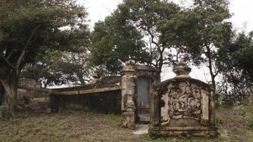 Gò mộ của cha con danh tướng Nguyễn Tri Phương ở Phong Điền