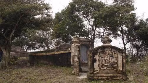 Gò mộ của cha con danh tướng Nguyễn Tri Phương ở Phong Điền