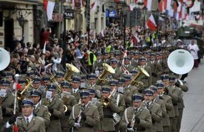 Linh cữu vợ chồng Tổng thống Kaczynski được đưa từ Wrasaw tới Krakow bằng máy bay quân sự. Trước đó, linh cữu cố Tổng thống Kaczynski cũng đã được đưa tới những nơi gắn bó với cuộc đời ông ở Thủ đô Warsaw, trong đó có Tòa thị chính Warsaw. (AP) Hàng trăm nghìn người dân vẫy cờ, hoa và cầu nguyện tại Krakow để vĩnh biệt vợ chồng cố Tổng thống Lech Kaczynski (Reuters,AP) Trong buổi lễ Misa, Tổng giám mục Krakow Stanislaw bày tỏ hy vọng sự sát cánh sau thảm họa rơi máy bay sẽ củng cố quan hệ Nga-Ba Lan (AP) Sau lễ Misa, xe pháo rước linh cữu vợ chồng cố Tổng thống Kaczynski qua thành phố và tới thánh đường Wawel (Reuters,AP) Quân đội Ba Lan tham gia tang lễ cố Tổng thống (Reuters) Ông Jaroslaw Kaczynski, người anh em song sinh- và gia đình con gái Marta của cố Tổng thống Kaczynski trong tang lễ ( Reuters) Lãnh đạo, quan chức, bè bạn và người thân từ nhiều quốc gia tới dự tang lễ vợ chồng cố Tổng thống Kaczynski, trong đó có Tổng thống các nước Nga, Đức, Ucraina, Litva, Séc và Chủ tịch Nghị viện Châu Âu. Tuy nhiên, sự cố núi lửa phun tro bụi ở Iceland đã khiến nhiều nguyên thủ không thể tới dự tang lễ, gồm Tổng thống Mỹ Barack Obama, Thái tử Anh Charles, Tổng thống Pháp Nicolas Sarkozy, Thủ tướng Đức Angela Merkel… (AP,Reuters) Mộ phần của vợ chồng cố Tổng thống Kaczynski được đặt tại Wawel, nơi an nghỉ của các nhà vua và các vị anh hùng dân tộc Ba Lan (AP)