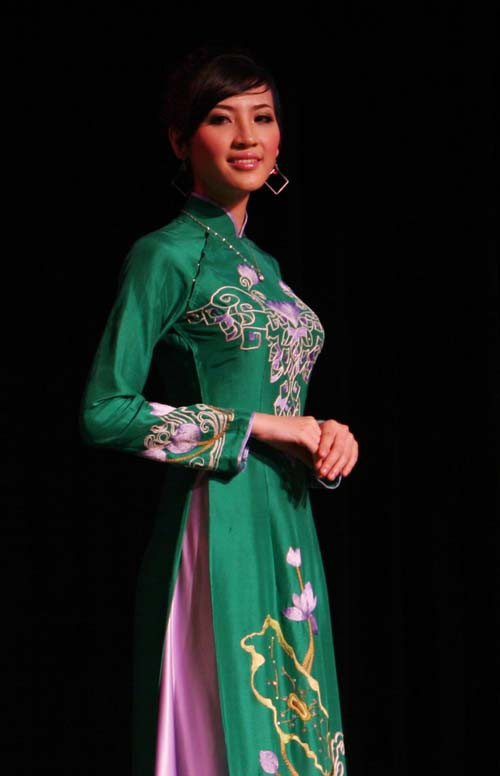 Các thí sinh thể hiện vẻ Thướt tha, nữ tính trong phần trình diễn áo dài