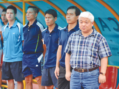 Hai đội bóng của bầu Kiên (ngoài cùng, phải) đối mặt với khả năng giải tán rất lớn do không kiếm được kinh phí hoạt động sau khi ông bầu này vướng lao lý. Ảnh: VSI