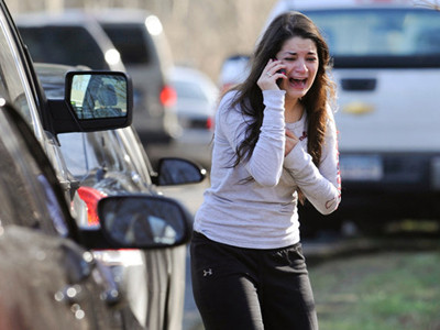 Tuyệt vọng chờ nghe tin về chị là một giáo viên ở trường Sandy Hook. Ảnh: AP