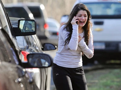 Tuyệt vọng chờ nghe tin về chị là một giáo viên ở trường Sandy Hook. Ảnh: AP