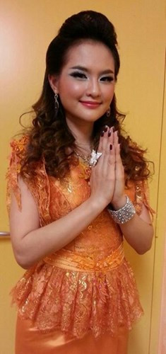 Những bức ảnh Sokun Nisa trong trang phục truyền thống của người Campuchia và dân tộc Khmer thường nhận được hàng ngàn lượt thích trên mạng 