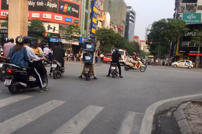Ý thức tham gia giao thông của người dân tại Hà Nội qua ảnh ảnh 1