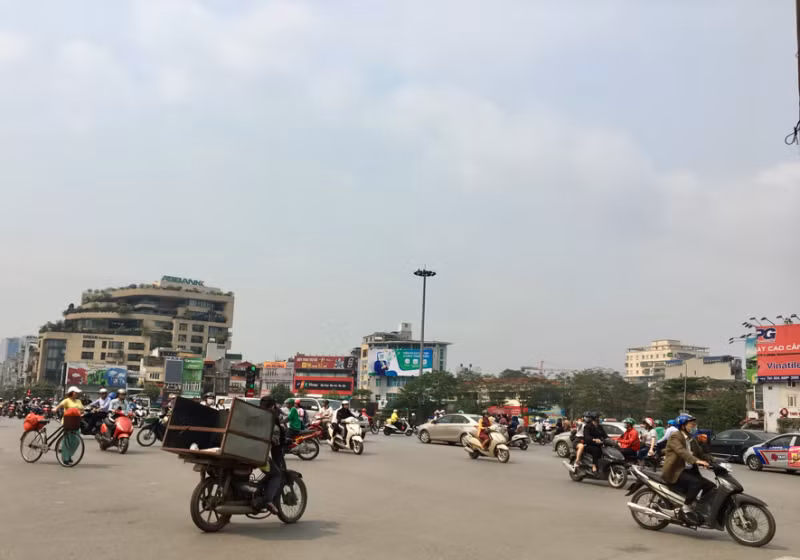 Ý thức tham gia giao thông của người dân tại Hà Nội qua ảnh ảnh 4