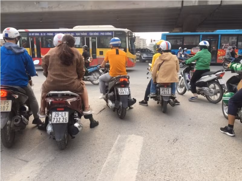 Ý thức tham gia giao thông của người dân tại Hà Nội qua ảnh ảnh 2