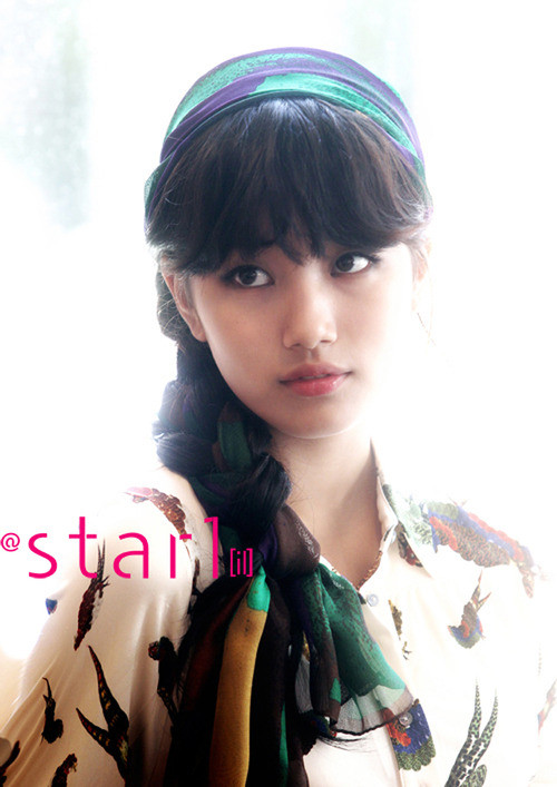 Dịu dàng nữ tính với xì tài váy xòe và tóc tết cùng khăn... Gợi cảm với quần short khoe chân thon... Đáng yêu nhưng vẫn cá tính với phong cách trang điểm tập trung vào đôi mắt... Năng động khi diện áo crop top với chân váy bút chì... Cổ điển gợi cảm với gam màu trầm.