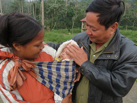 Cha mẹ có thể không nhớ, nhưng ông Sỹ nhớ từng ngày sinh tháng đẻ của trẻ em A Rem