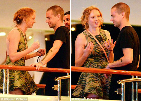 Hai người có những cử chỉ rất thân mật. Hai người có những cử chỉ rất thân mật