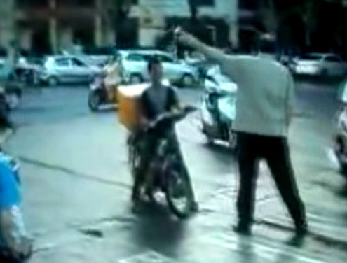 Không ít người vi phạm giao thông còn có 'phản ứng' lại với vị khách nước ngoài này