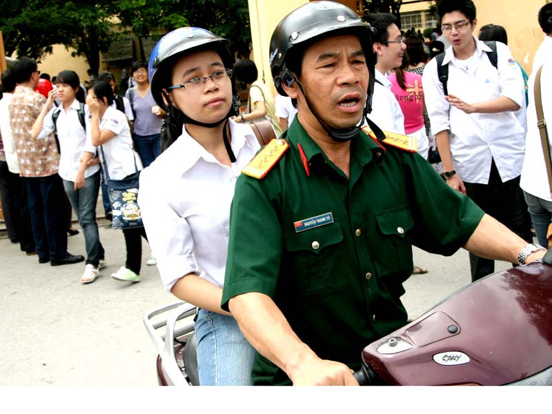 Phụ huynh này đưa cô con gái đi tìm chỗ ăn, uống sau khi kết thúc môn thi đầu tiên.