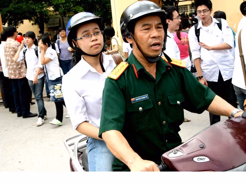 Phụ huynh này đưa cô con gái đi tìm chỗ ăn, uống sau khi kết thúc môn thi đầu tiên.