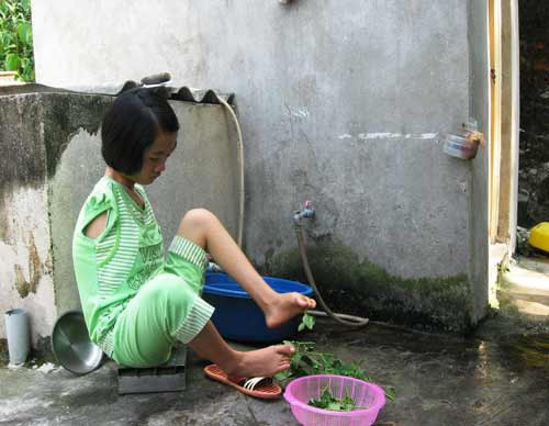 ... thậm chí nhặt rau giúp mẹ làm cơm