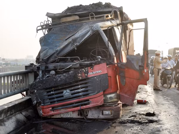 Chiếc xe tải sau khi gây tai nạn