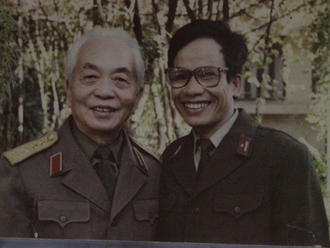 Họa sĩ Lê Duy Ứng chụp cùng Đại tướng. Họa sĩ Lê Duy Ứng chụp cùng Đại tướng