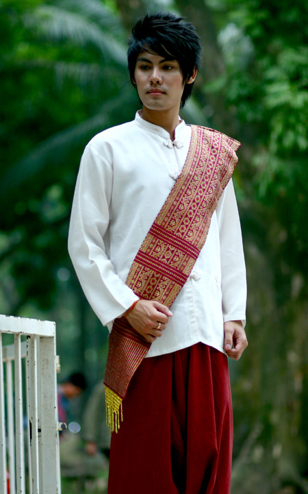 Sở hữu gương mặt điển trai, có chiều cao lí tưởng 1m80, Anousin là Nam khôi trường ĐH Kinh tế Quốc dân 2010