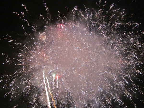 Sắc màu biến hóa thành tuyết trắng.