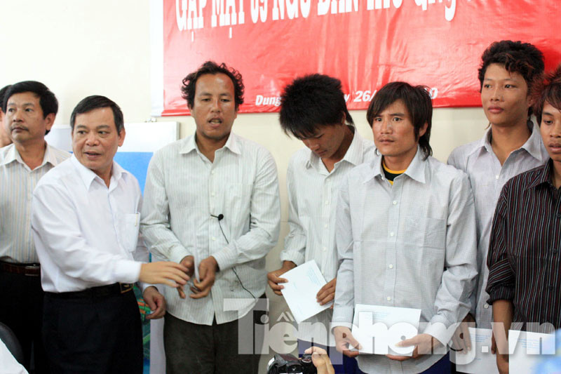 Ông Nguyễn Xuân Huế - Chủ tịch UBND tỉnh Quảng Ngãi tặng quà và thăm hỏi các ngư dân