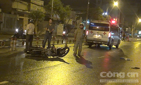 BẢN TIN ATGT: Xe chở quan tài tông gục 2 người giữa đường ảnh 4