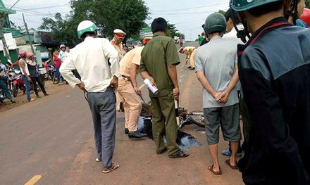 BẢN TIN ATGT: Xe chở quan tài tông gục 2 người giữa đường ảnh 6