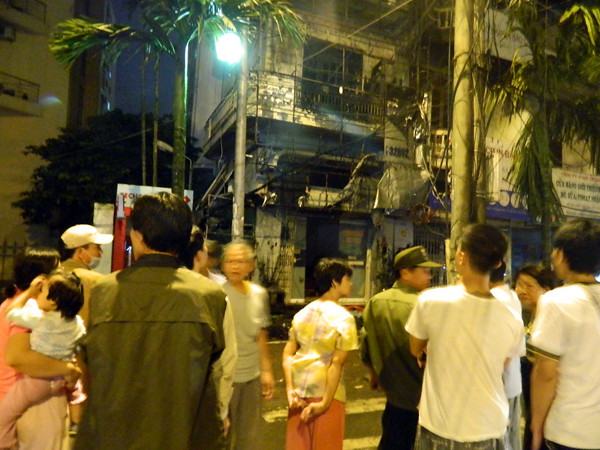 Nhiều người hiếu kỳ vây kín khu vực xảy ra đám cháy