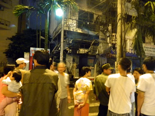 Nhiều người hiếu kỳ vây kín khu vực xảy ra đám cháy