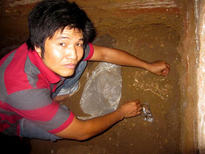 PV tìm hài cốt trong hang Mòi