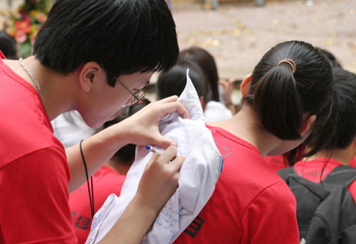 Nhiều dòng kỉ niệm ghi lại trên áo trắng tuổi trò