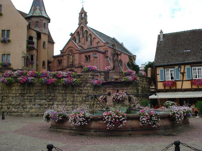 Eguisheim nổi tiếng khi sản xuất rượu vang Alsace thượng hạng